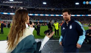 Emotivo: Soledad cantó “Brindis” en la despedida de Messi